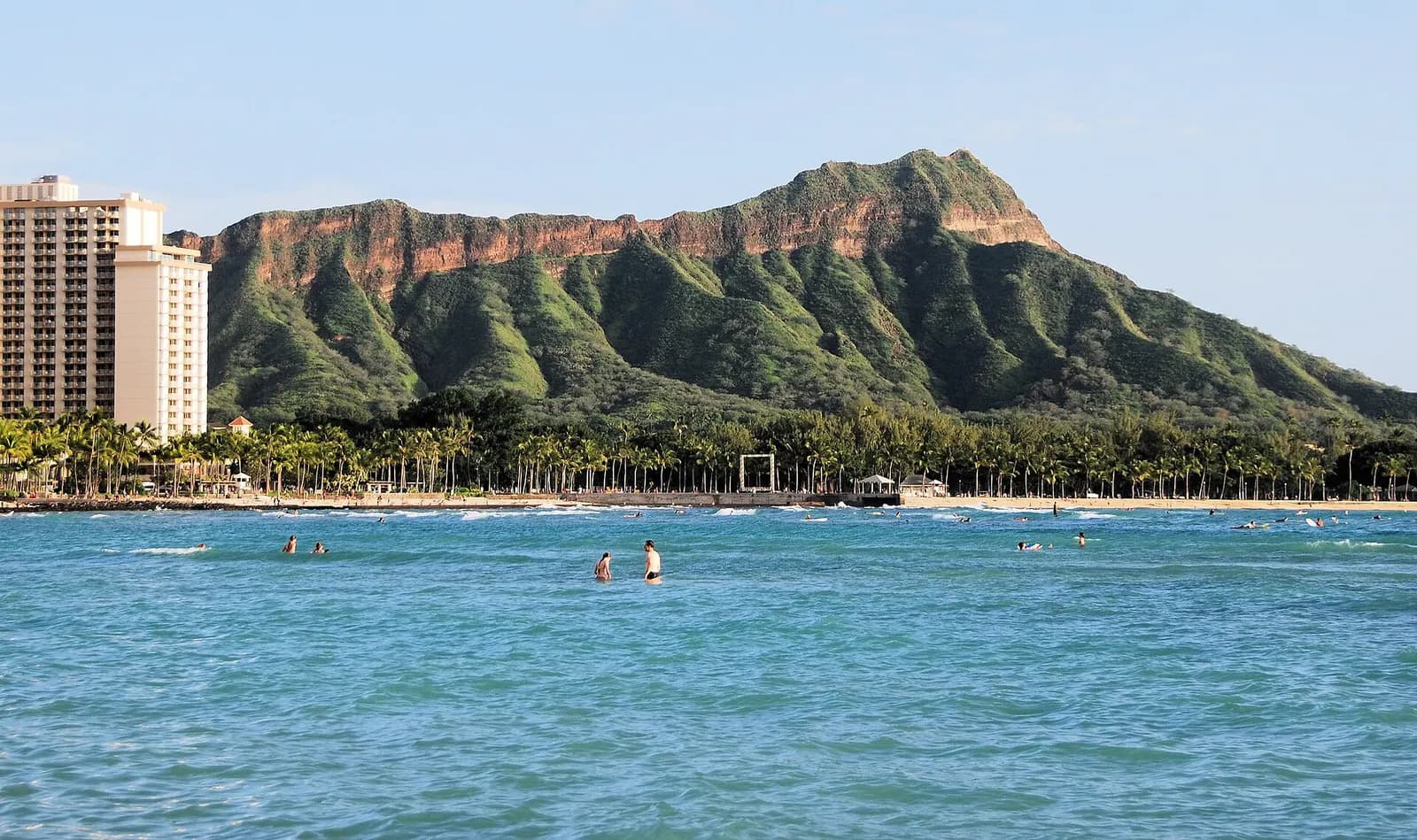 Bãi biển Waikiki với đỉnh Diamond Head nhìn qua mặt nước