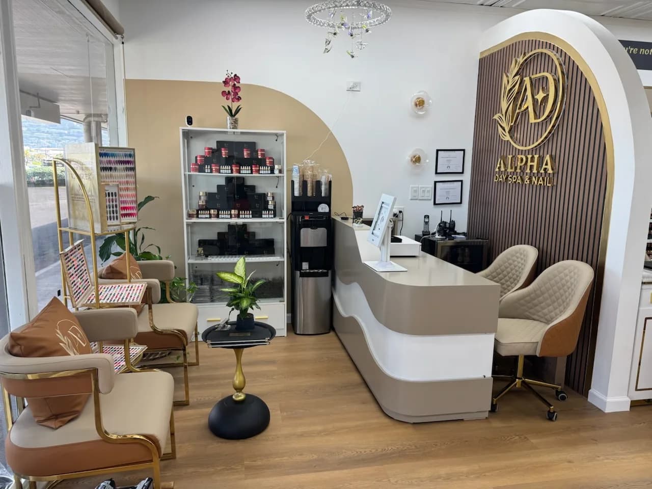 Alpha Day Spa & Nails (gần Costco Iwilei) tuyển thợ, tiệm không làm bột