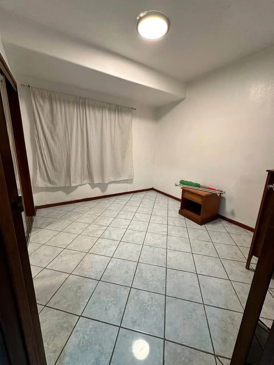 Cho thuê nhà 3 phòng ngủ 2 phòng tắm ở Kalihi, dọn vô từ 1 tháng 12