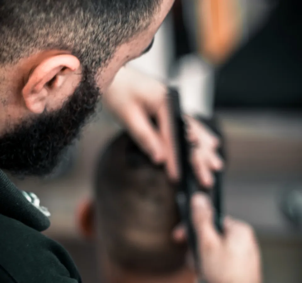 Tiệm cắt tóc ở Aiea Town Square tuyển thợ cắt tóc nam và nữ, có chỉ nghề