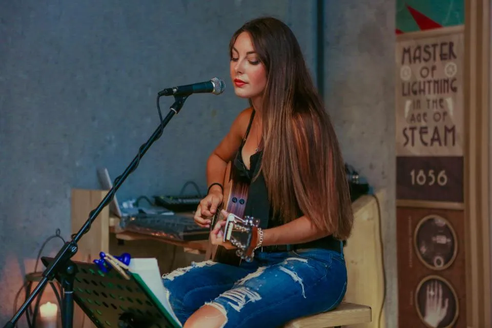 Tìm người miền Tây dạy hát, dạy phát âm cho một bài ballad, có trả công